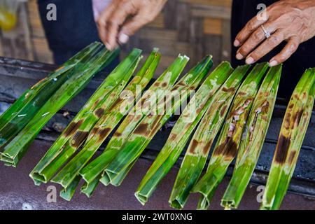 Dessert de palmiers Nipa ou Khanom Jaak griller sur grille barbecue Banque D'Images