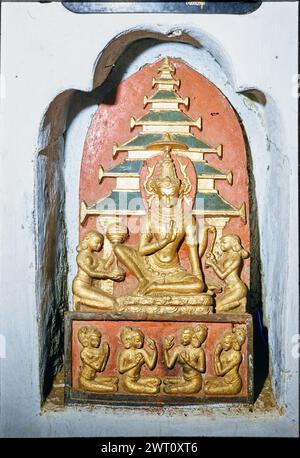 Myanmar (Birmanie) Pagan Ananda Temple reliefs en pierre plaque 40. Swaan, Wim. 1966 ou plus tôt matériaux de production photographique pour les villes perdues d'Asie : Ceylan, Pagan, Angkor des photographies d'architecture ont été sélectionnées et numérisées à partir de ces matériaux. Les portraits, les images ethnographiques et les images d'objets de musée ont été exclus. Les images numériques sont classées géographiquement, d'abord par pays, puis par ville, puis par site complexe ou monument, avec tous les noms dans l'ordre alphabétique. Les noms de lieux sont dérivés du Getty Thesaurus of Geographic Names (TGN)®, des rubriques de la Bibliothèque du Congrès et de Scholar Banque D'Images