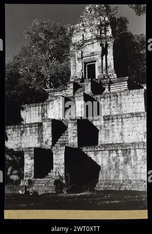 Cambodge Angkor Baksei Chamkrong image inédite 2. Swaan, Wim. 1966 ou plus tôt matériaux de production photographique pour les villes perdues d'Asie : Ceylan, Pagan, Angkor des photographies d'architecture ont été sélectionnées et numérisées à partir de ces matériaux. Les portraits, les images ethnographiques et les images d'objets de musée ont été exclus. Les images numériques sont classées géographiquement, d'abord par pays, puis par ville, puis par site complexe ou monument, avec tous les noms dans l'ordre alphabétique. Les noms de lieux sont dérivés du Getty Thesaurus of Geographic Names (TGN)®, des rubriques de la Bibliothèque du Congrès et de la pub savante Banque D'Images