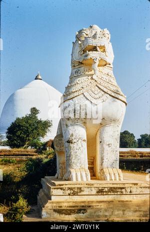 Myanmar (Birmanie) Pagaing Kaung-hmu-daw Pagode image non publiée 3. Swaan, Wim. 1966 ou plus tôt matériaux de production photographique pour les villes perdues d'Asie : Ceylan, Pagan, Angkor des photographies d'architecture ont été sélectionnées et numérisées à partir de ces matériaux. Les portraits, les images ethnographiques et les images d'objets de musée ont été exclus. Les images numériques sont classées géographiquement, d'abord par pays, puis par ville, puis par site complexe ou monument, avec tous les noms dans l'ordre alphabétique. Les noms d'emplacement sont dérivés du Getty Thesaurus of Geographic Names (TGN)®, des rubriques de la Bibliothèque du Congrès et des Banque D'Images