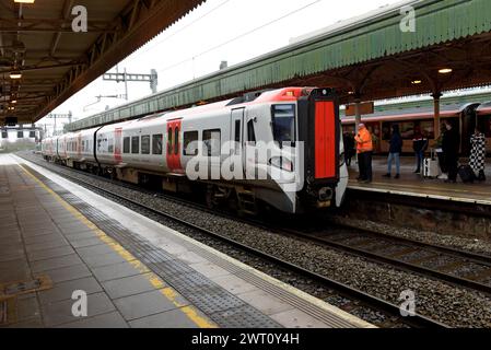 Passagers à bord d'un nouveau train DMU transport for Wales CAF Class 197 à la gare centrale de Cardiff, février 2024 Banque D'Images