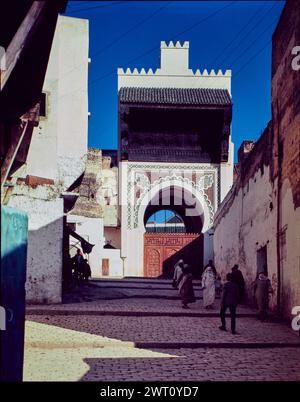 Maroc Fès Mosquée andalouse image inédite 1. Swaan, Wim. 1967 ou avant matériaux de production photographique pour le Maroc : Marrakech, Fès, Rabat des photographies d'architecture ont été sélectionnées et numérisées à partir de ces matériaux. Les portraits, les images ethnographiques et les images d'objets de musée ont été exclus. Les images numériques sont classées géographiquement, d'abord par pays, puis par ville, puis par site complexe ou monument, avec tous les noms dans l'ordre alphabétique. Les noms de lieux sont dérivés du Getty Thesaurus of Geographic Names (TGN)®, des rubriques de la Bibliothèque du Congrès et des publications savantes. Publ Banque D'Images