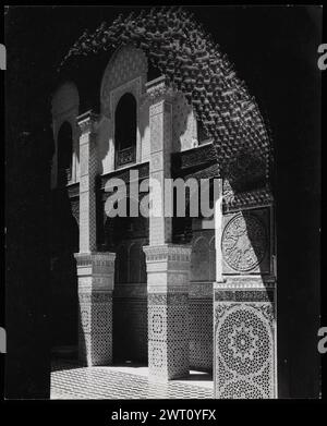 Maroc Fès Attarin Medersa assiette 67. Swaan, Wim. 1967 ou avant matériaux de production photographique pour le Maroc : Marrakech, Fès, Rabat des photographies d'architecture ont été sélectionnées et numérisées à partir de ces matériaux. Les portraits, les images ethnographiques et les images d'objets de musée ont été exclus. Les images numériques sont classées géographiquement, d'abord par pays, puis par ville, puis par site complexe ou monument, avec tous les noms dans l'ordre alphabétique. Les noms de lieux sont dérivés du Getty Thesaurus of Geographic Names (TGN)®, des rubriques de la Bibliothèque du Congrès et des publications savantes. Images publiées Banque D'Images