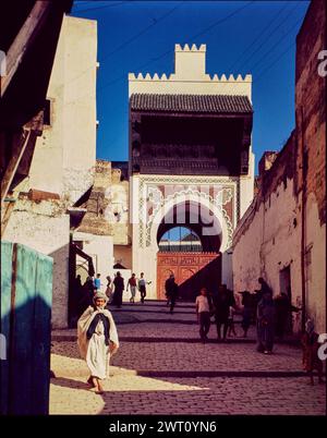 Maroc Fès plaque de la mosquée andalouse 47. Swaan, Wim. 1967 ou avant matériaux de production photographique pour le Maroc : Marrakech, Fès, Rabat des photographies d'architecture ont été sélectionnées et numérisées à partir de ces matériaux. Les portraits, les images ethnographiques et les images d'objets de musée ont été exclus. Les images numériques sont classées géographiquement, d'abord par pays, puis par ville, puis par site complexe ou monument, avec tous les noms dans l'ordre alphabétique. Les noms de lieux sont dérivés du Getty Thesaurus of Geographic Names (TGN)®, des rubriques de la Bibliothèque du Congrès et des publications savantes. Image publiée Banque D'Images