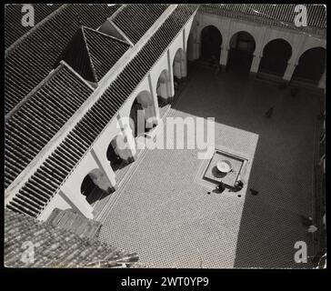 Maroc Fès mosquée andalouse dos documents de fin. Swaan, Wim. 1967 ou avant matériaux de production photographique pour le Maroc : Marrakech, Fès, Rabat des photographies d'architecture ont été sélectionnées et numérisées à partir de ces matériaux. Les portraits, les images ethnographiques et les images d'objets de musée ont été exclus. Les images numériques sont classées géographiquement, d'abord par pays, puis par ville, puis par site complexe ou monument, avec tous les noms dans l'ordre alphabétique. Les noms de lieux sont dérivés du Getty Thesaurus of Geographic Names (TGN)®, des rubriques de la Bibliothèque du Congrès et des publications savantes. Publié Banque D'Images