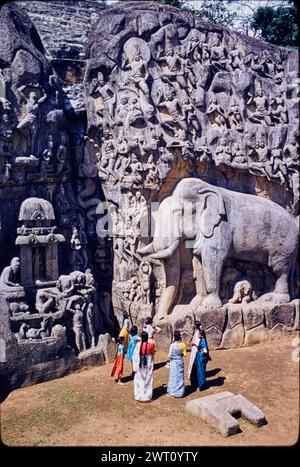 Inde Māmallapuram descente du Gange image non publiée 2. Swaan, Wim. 1968 ou plus tôt matériaux de production photographique pour les villes de Mughul Inde : Delhi, Agra, Fatehpur Sikri des photographies d'architecture ont été sélectionnées et numérisées à partir de ces matériaux. Les portraits, les images ethnographiques et les images d'objets de musée ont été exclus. Les images numériques sont classées géographiquement, d'abord par pays, puis par ville, puis par site complexe ou monument, avec tous les noms dans l'ordre alphabétique. Les noms de lieux sont dérivés du Getty Thesaurus of Geographic Names (TGN)®, Library of Congress Subject Headings, Banque D'Images