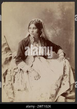 Portrait d'une femme. Inconnu, photographe vers 1870 Portrait d'une femme assise reposant une main sur son genou. Elle porte une robe avec un motif floral. La femme a une veste avec un motif brodé et des ourlets. Elle porte un voile. (Recto, impression) au centre à droite, inscrit en négatif : '180'; Banque D'Images