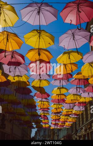 Belles rues avec des parapluies au sommet à Leszno, Pologne Banque D'Images