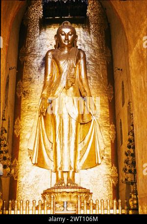 Myanmar (Birmanie) Pagan Ananda Temple colossal doré Bouddhas plaque 35. Swaan, Wim. 1966 ou plus tôt matériaux de production photographique pour les villes perdues d'Asie : Ceylan, Pagan, Angkor des photographies d'architecture ont été sélectionnées et numérisées à partir de ces matériaux. Les portraits, les images ethnographiques et les images d'objets de musée ont été exclus. Les images numériques sont classées géographiquement, d'abord par pays, puis par ville, puis par site complexe ou monument, avec tous les noms dans l'ordre alphabétique. Les noms d'emplacement sont dérivés du Getty Thesaurus of Geographic Names (TGN)®, Library of Congress Subject Headings, a Banque D'Images