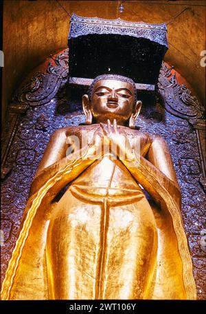 Myanmar (Birmanie) Pagan Ananda Temple colossal doré Bouddhas plaque 29. Swaan, Wim. 1966 ou plus tôt matériaux de production photographique pour les villes perdues d'Asie : Ceylan, Pagan, Angkor des photographies d'architecture ont été sélectionnées et numérisées à partir de ces matériaux. Les portraits, les images ethnographiques et les images d'objets de musée ont été exclus. Les images numériques sont classées géographiquement, d'abord par pays, puis par ville, puis par site complexe ou monument, avec tous les noms dans l'ordre alphabétique. Les noms d'emplacement sont dérivés du Getty Thesaurus of Geographic Names (TGN)®, Library of Congress Subject Headings, a Banque D'Images