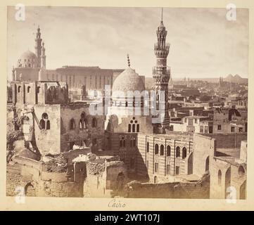 Le Caire. Inconnu, photographe des années 1850–1890 vue de la ville du Caire orientée vers le sud-ouest. La mosquée-Madrassa du sultan Hassan domine la ville sur le côté gauche de l'image, et le complexe funéraire Amir Khayrbak se trouve au premier plan. Deux des grandes pyramides de Gizeh peuvent être vues au loin. (Recto, monture) centre inférieur, en dessous de l'impression, écrit à la main au crayon : 'Cairo' Banque D'Images