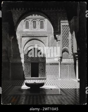 Maroc Fès Attarin Medersa assiette 63. Swaan, Wim. 1967 ou avant matériaux de production photographique pour le Maroc : Marrakech, Fès, Rabat des photographies d'architecture ont été sélectionnées et numérisées à partir de ces matériaux. Les portraits, les images ethnographiques et les images d'objets de musée ont été exclus. Les images numériques sont classées géographiquement, d'abord par pays, puis par ville, puis par site complexe ou monument, avec tous les noms dans l'ordre alphabétique. Les noms de lieux sont dérivés du Getty Thesaurus of Geographic Names (TGN)®, des rubriques de la Bibliothèque du Congrès et des publications savantes. Images publiées Banque D'Images