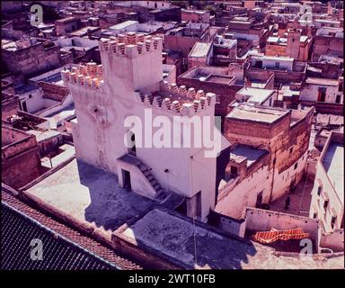 Maroc Fès plaque de la mosquée andalouse 79. Swaan, Wim. 1967 ou avant matériaux de production photographique pour le Maroc : Marrakech, Fès, Rabat des photographies d'architecture ont été sélectionnées et numérisées à partir de ces matériaux. Les portraits, les images ethnographiques et les images d'objets de musée ont été exclus. Les images numériques sont classées géographiquement, d'abord par pays, puis par ville, puis par site complexe ou monument, avec tous les noms dans l'ordre alphabétique. Les noms de lieux sont dérivés du Getty Thesaurus of Geographic Names (TGN)®, des rubriques de la Bibliothèque du Congrès et des publications savantes. Image publiée Banque D'Images