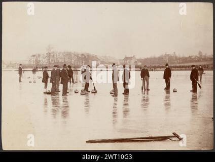 Match de curling. Charles Reid, photographe (britannique, 1837 - 1929) 1880–1890 Un groupe d'hommes debout sur un lac gelé, jouant un match de curling. Les hommes tiennent tous de courts balais et des pierres sont dispersées sur la glace. Un long balai est posé sur la glace au premier plan. (Verso, impression) en bas à gauche, crayon : 'Charles Reid'; Banque D'Images