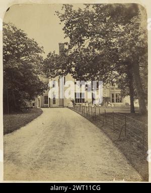 Gurney's House - Nutfield. Peut-être Frances Elizabeth Jocelyn, vicomtesse Jocelyn, photographe (britannique, 1820 - 1880) vers 1854–1869 Une vue sur un chemin de terre sinueux vers le prieuré de Nutfield, l'ancienne demeure de Henry Edmund Gurney. Des arbres poussent sur la pelouse qui borde la route. Une clôture est parallèle à la route le long du côté droit. (Recto, monture) centre supérieur, crayon : 'Gurney's House - Nutfield'; Banque D'Images