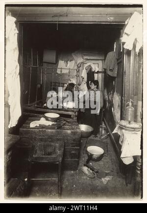 Une chambre de ténement arrière, côté est de New York. Lewis W. Hine, photographe (américain, 1874 - 1940) négatif 1910, imprimé années 1920–années 1930 inscription secondaire : inscrite au verso au crayon : 'a 'Rear-tenement' Chamber/NY East Side/1910' ; '109/Hine-3/GEH neg. 2498' ; 's' ; à l'encre : '131'. Banque D'Images