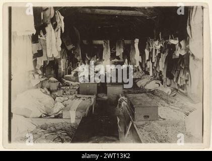 Intérieur de Berry Pickers' Shack, Maryland. Lewis W. Hine, photographe (américain, 1874 - 1940) 1913 intérieur d'une cabane exiguë. Les lits avec matelas en paille et malles bordent les murs et remplissent la pièce. Les vêtements sont suspendus aux poutres en bois le long du plafond. (Verso, estampe) crayon : '3524' ; crayon : 'N./3524/intérieur d'une cabane/occupé par des cueilleurs de baies/cueilleurs de baies du Maryland/Nat. Travail des enfants'; Banque D'Images