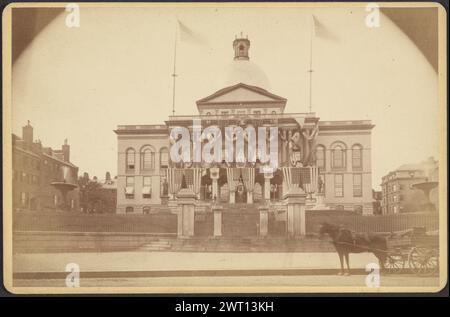 Massachusetts State House. Josiah Johnson Hawes, photographe (américain, 1808 - 1901) vers 1870–1875 la Massachusetts State House vue de face, décorée de plusieurs drapeaux. Les drapeaux américains sont drapés des balcons et attachés ensemble avec d'autres drapeaux. Une charrette tirée par des chevaux est garée dans la rue devant le bâtiment. (Verso, monture) en haut à droite, crayon : '12373' ; au centre à droite, imprimé noir : album 'portrait [Hawes' Insignia],/J.J. HAWES, PHOTO. [ESPACE] 19 TREMONT ROW, BOSTON.»; Banque D'Images