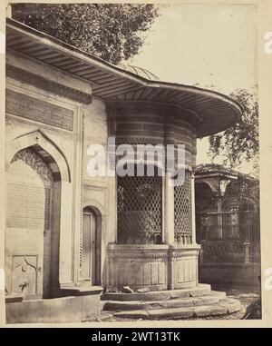 Damat Ibrahim Pasha sebil. Inconnu, photographe des années 1850–1890 vue de la sebil, ou fontaine publique, à la mosquée Damat Ibrahim Pacha. Le mur de la fontaine est recouvert de sculptures décoratives et de lettres arabes, et des écrans en laiton recouvrent les fenêtres. Un robinet de fontaine est visible à côté d'une petite porte sur le côté gauche du bâtiment. (Recto, monture) en bas à droite, manuscrit au crayon : '5' Banque D'Images