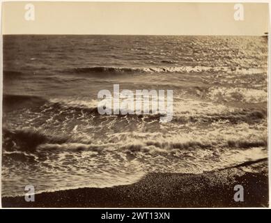 Seascape. Inconnu, photographe fin XIXe siècle vue de vagues s'écrasant sur un rivage sablonneux. Banque D'Images