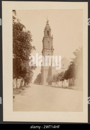 Église de garnison, Potsdam. Inconnu, photographe vers 1870–1885 vue d'une église depuis un large chemin de terre bordée d'arbres des deux côtés. L'église a un seul grand clocher à l'extrémité la plus proche de la route. La tour a un petit cadran d'horloge sous le beffroi. (Verso, Mount) centre, crayon : 'Garrison Church/Pottsdam [sic]'; Banque D'Images