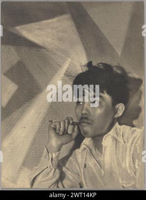 Sans titre. Shigemi Izuo, photographe (japonais / américain, 1900 - 1946) vers 1925 Un portrait d'un homme tenant une cigarette dans un support à sa bouche et fumant. Il a les cheveux foncés et une fine moustache. Il y a un fond géométrique abstrait. Banque D'Images