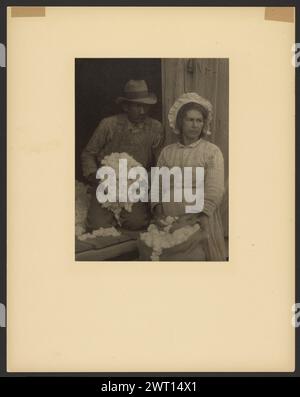 Couple de fermiers avec Pick Cotton, sud-est des États-Unis. Doris Ulmann, photographe (américaine, 1882 - 1934) 1929–1931 en près de vingt ans d'activité photographique sérieuse, Doris Ulmann a représenté de nombreux couples, célèbres et obscurs. L'importance de ces individus semblait moins importante que leurs talents respectifs et la relation capturée par la caméra. Ce double portrait anonyme se trouve au milieu d'images d'Amérindiens et d'Afro-Américains dans un album de l'Université de l'Oregon qui contient également deux autres vues de cet homme et cette femme avec quatre enfants, apparemment Banque D'Images