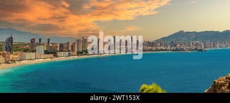 BENIDORM, ESPAGNE - 14 AOÛT 2020 : vue panoramique sur les gratte-ciels de la ville depuis le Tossal de la Cala, une colline située entre la plage de Poniente et fin Banque D'Images