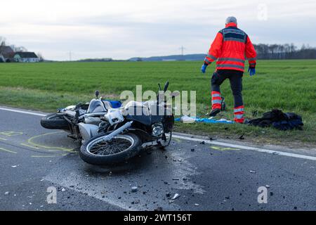 Melle, Deutschland 14. März 2024 Im Bild : Ein Motorrad, Zweirad, liegt nach einem Unfall auf einer Landstraße. Die Unfallspuren sind mit Farbe markiert. IM Hintergrund sieht man einen Rettungssanitäter. Niedersachsen *** Melle, Allemagne 14 mars 2024 dans l'image Une moto, deux-roues, se trouve sur une route de campagne après un accident les traces de l'accident sont marquées avec de la peinture dans le fond vous pouvez voir un paramédical basse-Saxe Copyright : xFotostandx/xGelhotx Banque D'Images