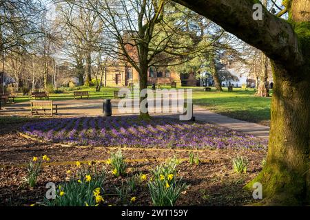 Soleil de printemps baignant le coin salon de jardin de l'église St Andrew, Penrith, Westmorland & Furness, Royaume-Uni Banque D'Images