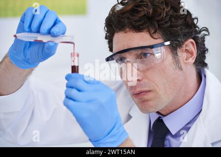 Science, étude et homme avec du sang dans un tube à essai pour l'ingénierie biotechnologique, la pathologie et l'analyse. Laboratoire, investigation et scientifique vérifiant l'ADN Banque D'Images