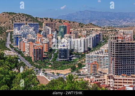 BENIDORM, ESPAGNE - 14 AOÛT 2020 : vue sur les gratte-ciel de la ville depuis le Tossal de la Cala, une colline située entre la plage de Poniente et Finestrat Bea Banque D'Images