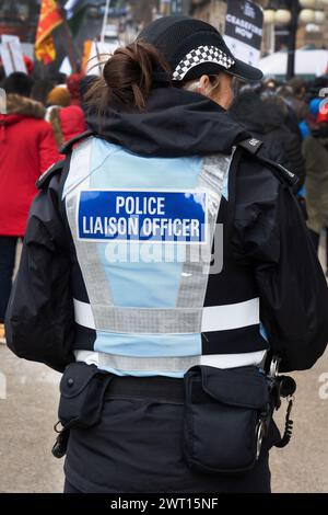 Officier de liaison de la police, police Scotland, en patrouille lors d'une manifestation politique à Glasgow, Écosse, Royaume-Uni Banque D'Images