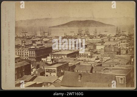 San Francisco « tel qu'il était ». Vue sur la ville depuis Stockton préparé Contenant les portions entre Washington & Sacramento Ste.. George R. Fardon, photographe (britannique, 1807 - 1886) négatif vers 1855, impression des années 1880 vue de San Francisco depuis Stockton Street regardant vers le port rempli de voiliers. Au loin se trouve Goat Island (maintenant appelé Yerba Buena Island). Sur un bâtiment dans le centre peut être vu des signes pour une galerie Daguerrean et Clothing Ware House. (Recto, monture) imprimé en rouge sur le bord gauche : 'SAN FRANCISCO 'AS IT WAS' / LOUIS THORS, photo. [Espace] I.N. CHOYNSKI, Éditeur / (Copy Banque D'Images