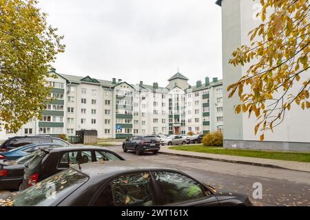 Immeubles d'appartements et terrains à proximité en automne Banque D'Images