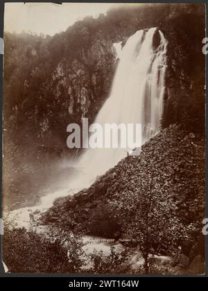 Cascade près de Stalheim. S.E. Poulton, photographe (britannique, 1857 - 1889, actif Londres et Chatsworth, Angleterre) années 1890 Une grande cascade avec un ruisseau en contrebas, peut-être Sivlefossen ou Stalheimsfossen. (Recto, impression) centre inférieur, gravé en négatif : 'C612 FASPELAND FOS ODDE Poulton's Series'; Banque D'Images