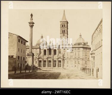 Facciata di Santa Maria Maggiore, Roma. Inconnu, photographe vers 1860–1880 Une cathédrale à colonnes construite sur deux niveaux à l'entrée. Un clocher avec un toit pointu et une face d'horloge s'élève de la cathédrale, placé entre deux petits toits en forme de dôme. Il y a une colonne mariale surmontée d'une sculpture de la Vierge Marie sur la place en face de la cathédrale. (Verso, Mount) au centre, inscrit en négatif sur papier joint : « 27 Facciata di S.M. Maggiore ROMA »; Banque D'Images