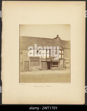 La maison de Shakespeare. Hugh Welch Diamond, photographe (britannique, 1809 - 1886) 1854–1856 lieu de naissance de Shakespeare sur Henley Street, Stratford-upon-Avon. L'avant de la maison est une combinaison de Wattle et de daub, avec quelques briques de parement. Image prise avant restauration au XIXe siècle. (Recto, monture) en haut à droite, au crayon : '175' ; en bas à gauche, à l'encre noire : 'Calotype' ; en bas au centre, à l'encre noire : 'Shakespeare's House.' ; en bas à droite, à l'encre noire : 'H. W. Diamond' ; (verso, monture) en bas à gauche, au crayon : 'A15.128'; Banque D'Images