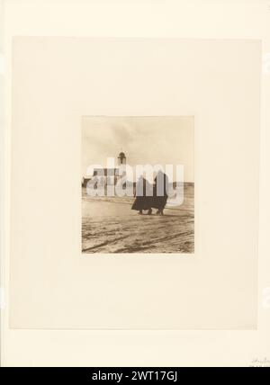 Scurrying Home. Alfred Stieglitz, photographe (américain, 1864 - 1946) 1894 deux femmes, vues de derrière, marchant dans la terre ou le sable vers un petit bâtiment avec une tour, peut-être une église. (Recto, feuille) en haut à gauche, au-dessus de l'image, imprimée à l'encre noire : 'COPYRIGHT 1897 BY ALFRED STIEGLITZ.' ; (verso, feuille) en bas à gauche, crayon : 'Scurrying Home' ; en bas à gauche, crayon : 'L104.1 (Stie)'; Banque D'Images