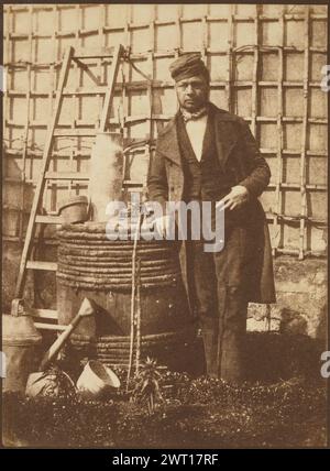 Autoportrait dans le jardin. Hippolyte Bayard, photographe (1801 - 1887) 1847 en octobre 1840, un peu plus d'un an après que plusieurs procédés photographiques concurrents eurent été rendus publics, Hippolyte Bayard commença à mettre en scène des autoportraits élaborés dans son jardin et ailleurs. Son plus connu, le Noyé, a été réalisé le 18 octobre 1840 (trois variantes se retrouvent dans la collection de la Société française de photographie (SFP) à Paris.nnnLa collection du Getty Museum comprend six autres autoportraits de Bayard en plus de cet autoportrait dans le jardin de 1847 (voir : 84. Banque D'Images