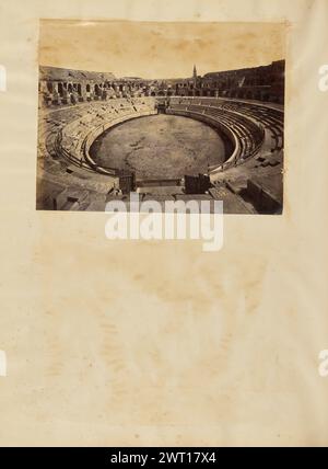 Arènes de Nîmes. Inconnu, photographe des années 1850–1890 vue intérieure de l'amphithéâtre romain de Nîmes. La tour de l'église Sainte-perpétuelle et Sainte-félicité peut être vue au loin au-dessus du sommet de l'amphithéâtre. Banque D'Images