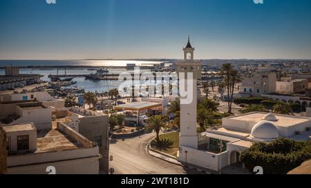 Vue au sud du toit de la Skifa el Kahla à la mosquée Sidi Mitr et le port de pêche et le port de Mahdia, Tunisie Banque D'Images