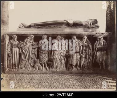 Napoli Chiesa S. Chiara tomba. Giorgio Sommer, photographe (italien, né en Allemagne, 1834 - 1914) 1870–1890 Monument funéraire en pierre. Personne couchée sur la bière, avec des statues de Jésus, Marie, d'autres figures, et un prêtre en dessous. (Verso) en haut à gauche, au crayon : 'Boboccio' en haut au centre, au crayon, longue inscription dans une langue autre que l'anglais (peut-être l'allemand?) Banque D'Images