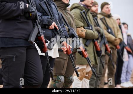 Recrues ukrainiennes s'entraînent au polygone militaire. Kiev - 27 janvier 2024 Banque D'Images