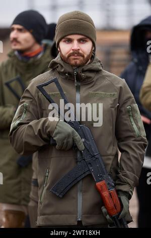 Formation de recrues ukrainiennes sur un stand de tir. Kiev - 27 janvier 2024 Banque D'Images