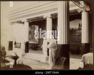 Palais Achilleion à Corfou. B. Borri e figlio, photographe (italien, fondé en 1869, dissous en 1944) vers 1890 regardant dans la loggia du palais Achilleion depuis le jardin. Des statues de femmes en vêtements grecs classiques se dressent devant les colonnes. Sur le mur à l'arrière se trouvent de grandes peintures murales. (Verso, impression) en haut à gauche, au crayon : 'Corfu'; Banque D'Images