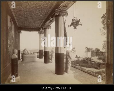 Palais Achilleion à Corfou. B. Borri e figlio, photographe (italien, fondé en 1869, dissous en 1944) vers 1890 regardant vers le bas une loggia au palais Achilleion à Corfou vers l'océan. Au bout de la terrasse se trouve une statue d'une femme couchée. Sur la gauche se trouve un buste sur un socle en marbre foncé. Courant le long de l'avant des colonnes sont des statues de femmes en vêtements grecs classiques. (Verso, impression) en bas à droite, au crayon : 'Corfu'; Banque D'Images