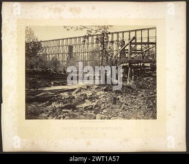 Pont sur tréteaux à Whiteside. George N. Barnard, photographe (américain, 1819 - 1902) négatif vers 1865, tirage 1866 (recto, monture) inscrit au crayon, dans le coin supérieur droit : '4' ; au crayon, dans le coin supérieur droit : '9 [encerclé]' ; au crayon, dans le coin inférieur droit : '5 [encerclé]' Banque D'Images