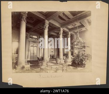 Hôtel Continental (intérieur). G. Lekegian, photographe (français, actif à Paris, France et Egypte des années 1870 - 1890) vers 1870–1890 intérieur d'un bâtiment hôtelier. La salle a des chaises en osier et quatre colonnes soutenant le plafond à caissons. Il y a un grand lustre suspendu au-dessus d'un arbre en pot. (Impression) en bas à gauche, inscrit en négatif : 'N 493 Hotel Continental (intérieur)' ; (Mont) en bas à gauche, crayon : '675.13.22' ; (Mont) en bas au centre, encre noire : 'Retounda [sic] Continental.' Banque D'Images