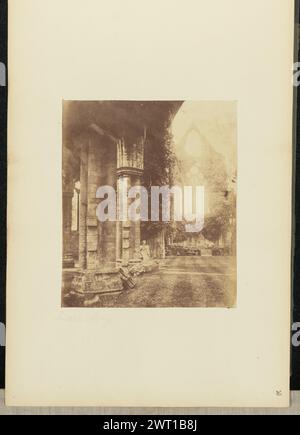 Abbaye de Tintern. Sir John Joscelyn Coghill, photographe (irlandais, 1826 - 1905) à propos des années 1850 vue des ruines de l'abbaye de Tintern. Une statue se dresse à côté de la base d'une grande colonne. Un mur avec un toit pointu est visible en arrière-plan. Ivy pousse sur les ruines. (Recto, monture) en bas à gauche, au-dessous de l'image, crayon : 'Tintern Abbey' ; en bas à droite, crayon : '28'; Banque D'Images